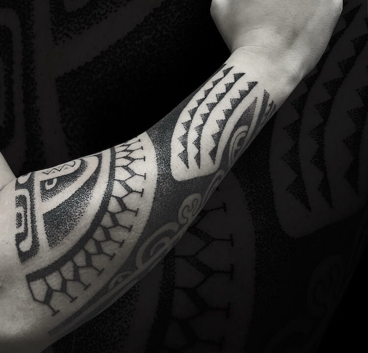 Foto del tatuaje hecho por el artista tatuador Totemikoh en Kaifa´s Tattoo Studio Madrid (Moncloa Chamberí) , estilo maori con materiales veganos y cruelty free en brazo
