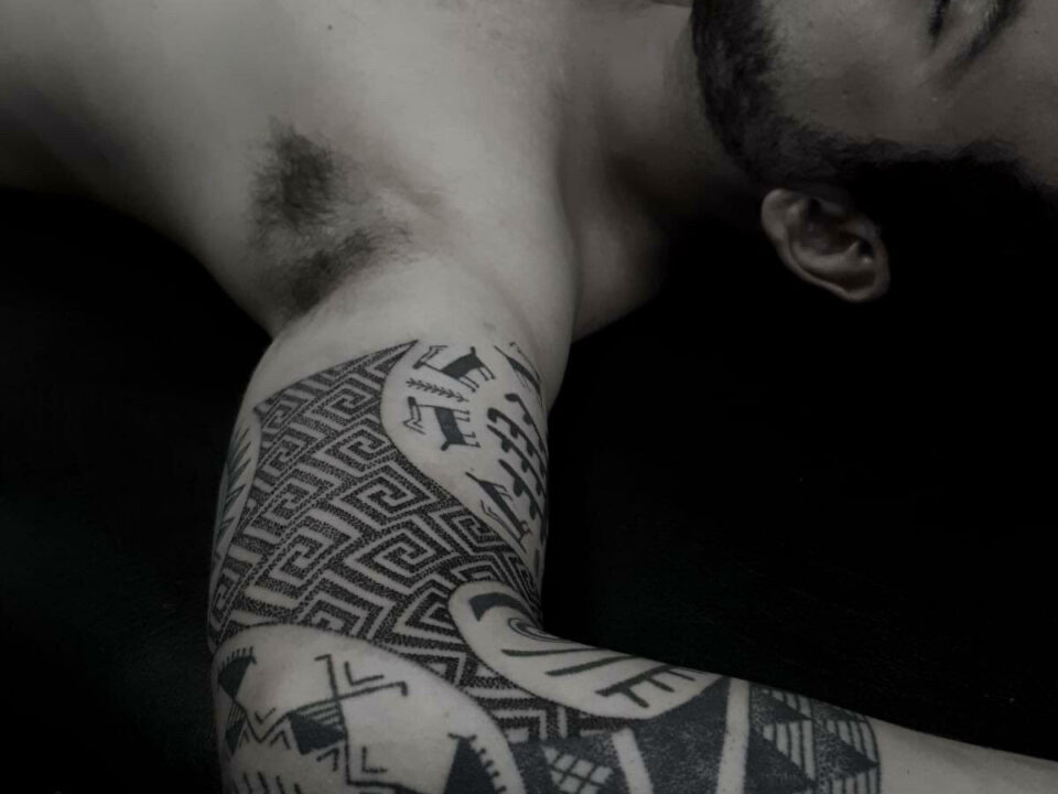 Foto del tatuaje hecho por el artista tatuador Totemikoh en Kaifa´s Tattoo Studio Madrid (Moncloa Chamberí) , estilo maori con materiales veganos y cruelty free en el brazo de un hombre joven