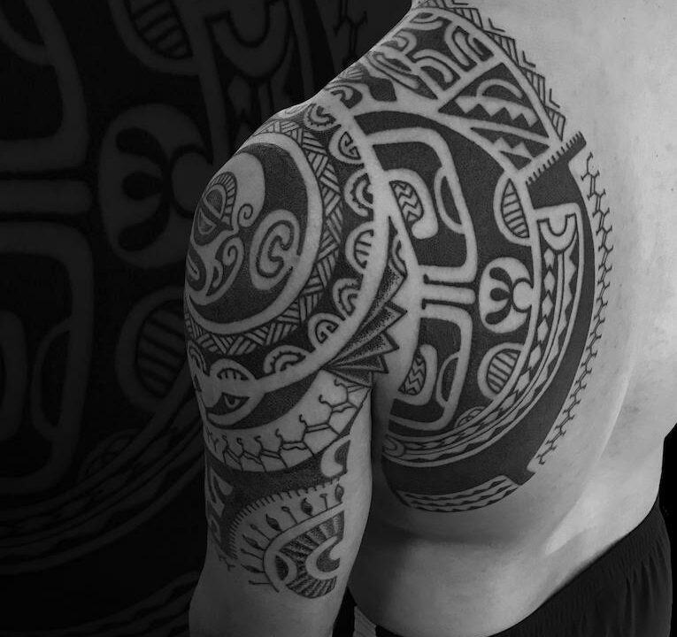 Foto del tatuaje hecho por el artista tatuador Totemikoh en Kaifa´s Tattoo Studio Madrid (Moncloa Chamberí) , estilo maori con materiales veganos y cruelty free en hombro y brazo