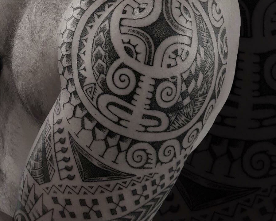 Foto del tatuaje hecho por el artista tatuador Totemikoh en Kaifa´s Tattoo Studio Madrid (Moncloa Chamberí) , estilo maori con materiales veganos y cruelty free, en el hombro de un hombre joven