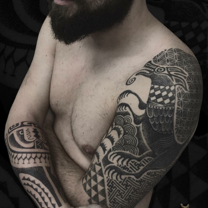 Foto del tatuaje hecho por el artista tatuador Totemikoh en Kaifa´s Tattoo Studio Madrid (Moncloa Chamberí) , estilo polinesio, en brazo de hombre