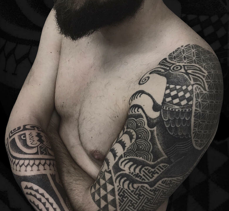 Foto del tatuaje hecho por el artista tatuador Totemikoh en Kaifa´s Tattoo Studio Madrid (Moncloa Chamberí) , estilo polinesio, en brazo de hombre