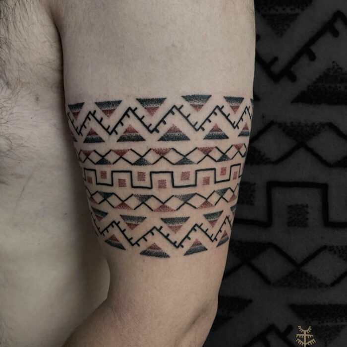 Foto del tatuaje hecho por el artista tatuador Totemikoh en Kaifa´s Tattoo Studio Madrid (Moncloa Chamberí) , estilo polinesio, en brazo de hombre