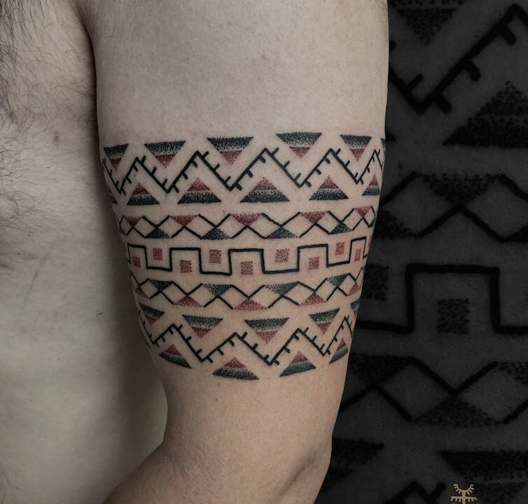 Foto del tatuaje hecho por el artista tatuador Totemikoh en Kaifa´s Tattoo Studio Madrid (Moncloa Chamberí) , estilo polinesio, en brazo de hombre