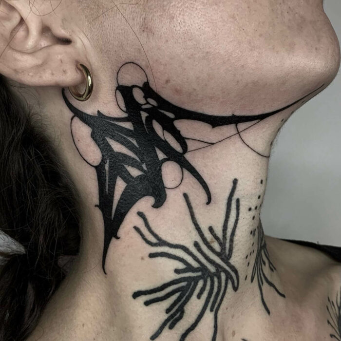 Foto de un tatuaje en el cuello realizado por David Barra para Kaifa´s tatttoo Studio en Madrid, en tinta vegana negra