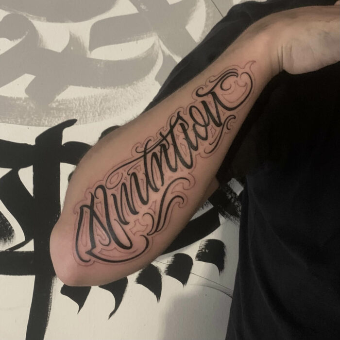 Foto de un tatuaje en el brazo realizado por David Barra para Kaifa´s tatttoo Studio en Madrid, en tinta vegana negra