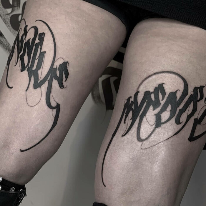 Foto de dos tatuajes en las piernas realizado por David Barra para Kaifa´s tatttoo Studio en Madrid, en tinta vegana negra