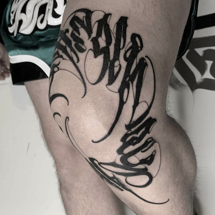 Foto de un tatuaje en la pierna realizado por David Barra para Kaifa´s tatttoo Studio en Madrid, en tinta vegana negra