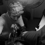 Foto en Blanco y Negro del tatuador David Barra en Kaifa´s tattoo Studio en Madrid, zona Moncloa