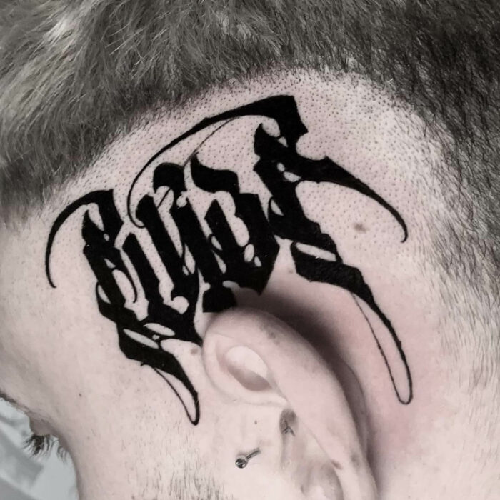 Foto de un tatuaje en el lateral de la cabeza rapada realizado por David Barra para Kaifa´s tatttoo Studio en Madrid, en tinta vegana negra