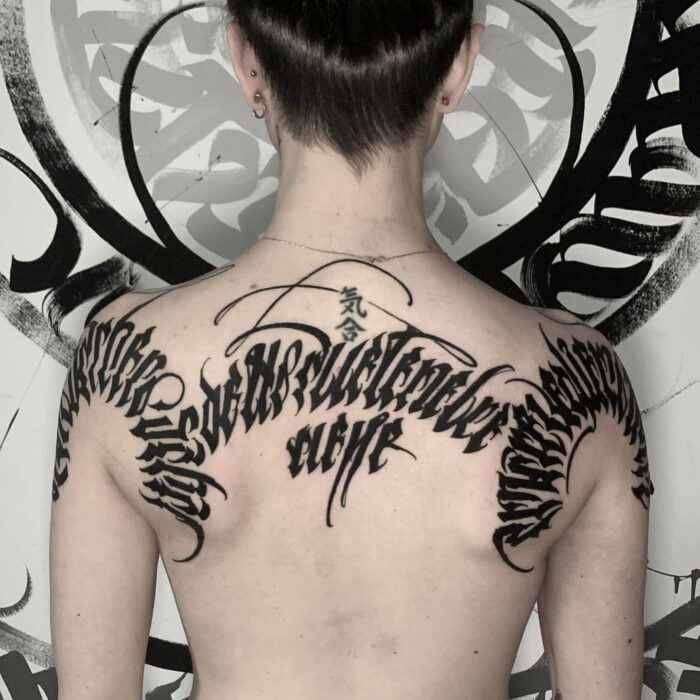 Foto de un tatuaje en la espalda realizado por David Barra para Kaifa´s tatttoo Studio en Madrid, en tinta vegana negra