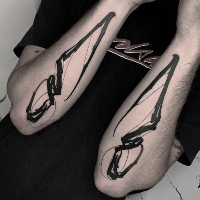 Foto de dos tatuajes en los brazos realizado por David Barra para Kaifa´s tatttoo Studio en Madrid, en tinta vegana negra