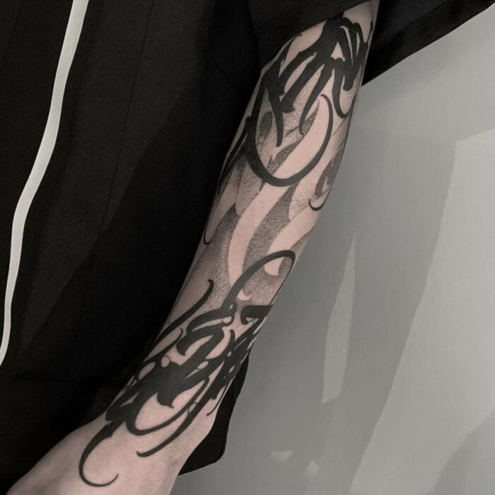 Foto de un tatuaje en el brazo realizado por David Barra para Kaifa´s tatttoo Studio en Madrid, en tinta vegana negra