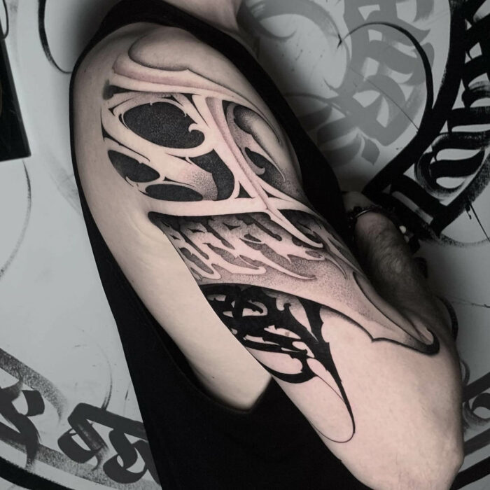 Foto de un tatuaje en el brazo realizado por David Barra para Kaifa´s tatttoo Studio en Madrid, en tinta vegana negra