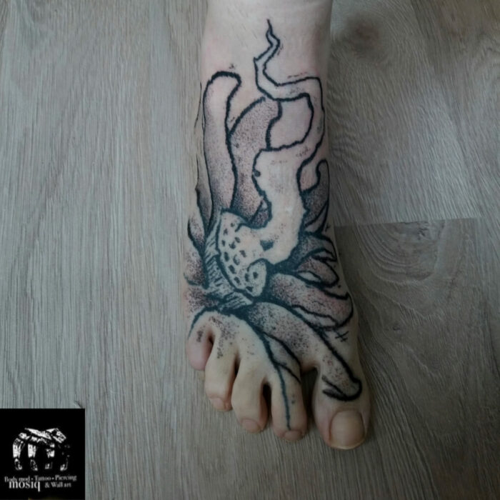Foto del tatuaje del artista Raúl Rodríguez para Kaifa´s Tattoo Studio en Madrid, realizado con materiales veganos y cruelty free, estilo Sketch, tattoo en el pie