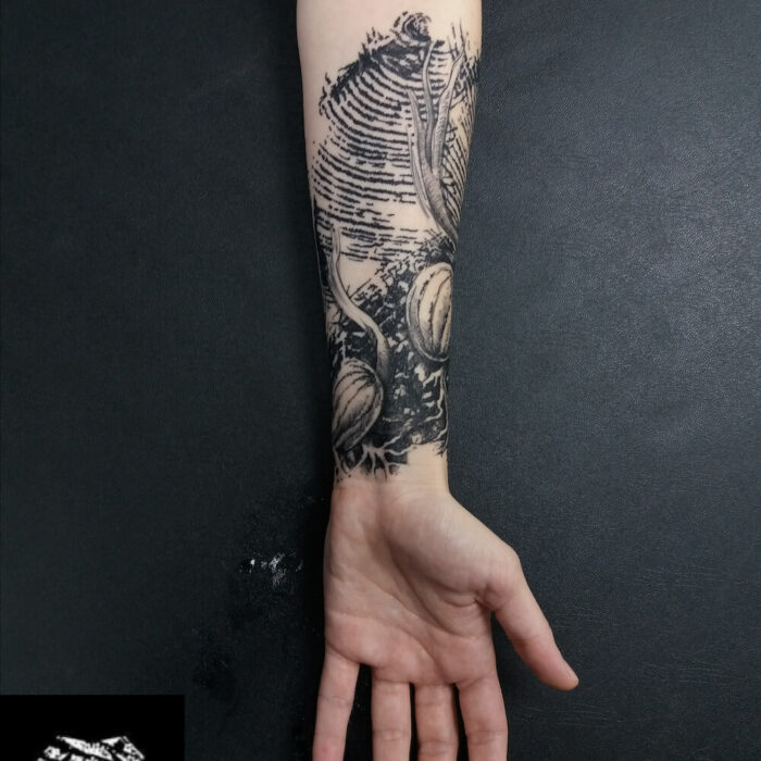 Foto del tatuaje del artista Raúl Rodríguez para Kaifa´s Tattoo Studio en Madrid, realizado con materiales veganos y cruelty free, estilo Sketch, tattoo en el interior del brazo