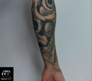 Foto del tatuaje del artista Raúl Rodríguez para Kaifa´s Tattoo Studio en Madrid, realizado con materiales veganos y cruelty free, estilo Sketch, tattoo en brazo de hombre