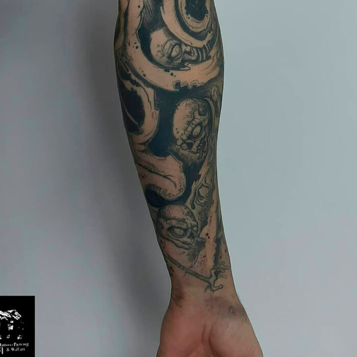 Foto del tatuaje del artista Raúl Rodríguez para Kaifa´s Tattoo Studio en Madrid, realizado con materiales veganos y cruelty free, estilo Sketch, tattoo en brazo de hombre