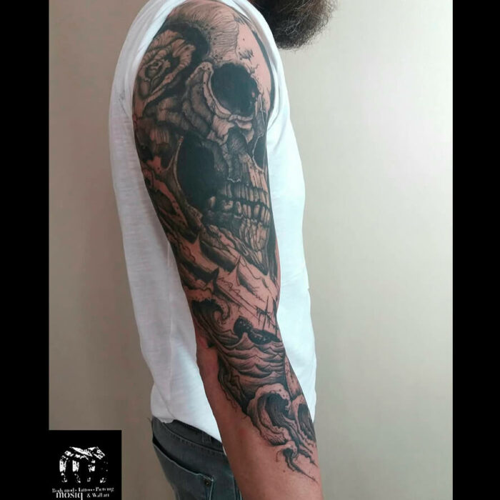 Foto del tatuaje del artista Raúl Rodríguez para Kaifa´s Tattoo Studio en Madrid, realizado con materiales veganos y cruelty free, estilo Sketch, tatto en brazo de hombre