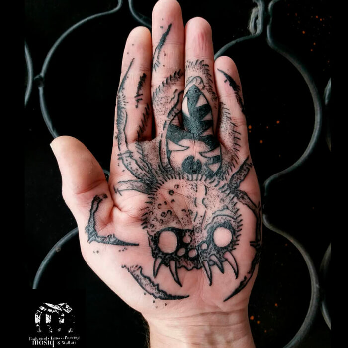 Foto del tatuaje del artista Raúl Rodríguez para Kaifa´s Tattoo Studio en Madrid, realizado con materiales veganos y cruelty free, estilo Sketch, tattoo en la mano