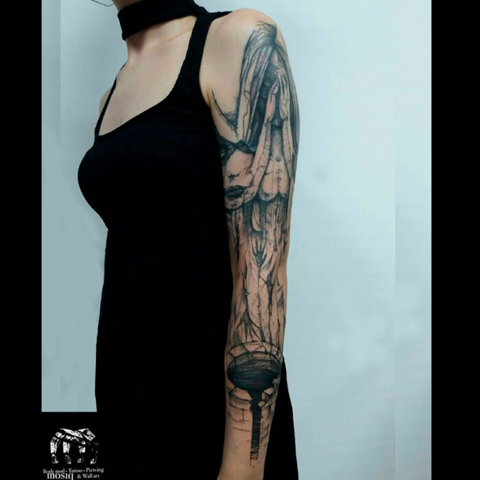 Foto del tatuaje del artista Raúl Rodríguez para Kaifa´s Tattoo Studio en Madrid, realizado con materiales veganos y cruelty free, estilo Sketch, tattoo en brazo de mujer