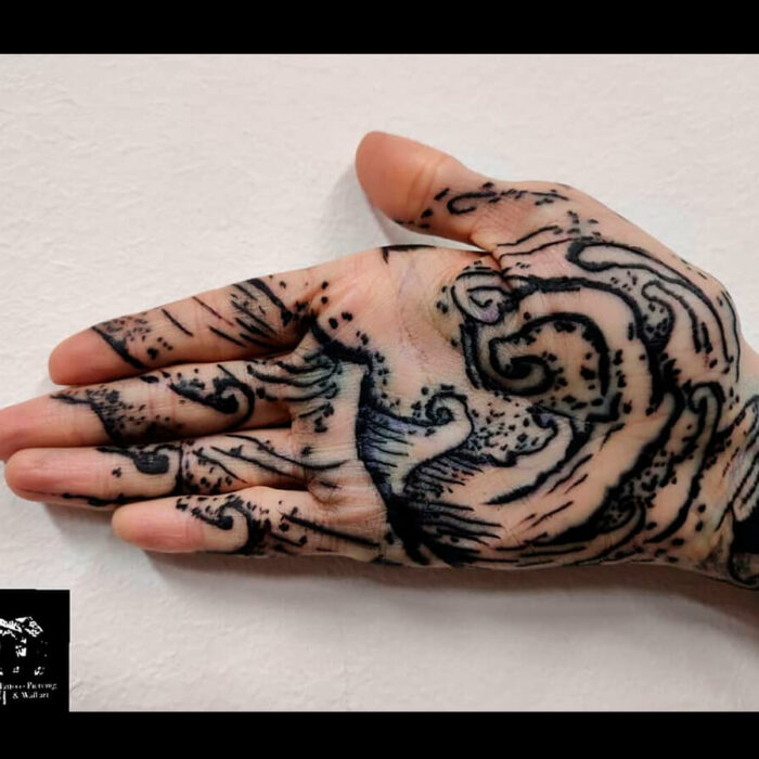 Foto del tatuaje del artista Raúl Rodríguez para Kaifa´s Tattoo Studio en Madrid, realizado con materiales veganos y cruelty free, estilo Sketch, tattoo en la palma de la mano