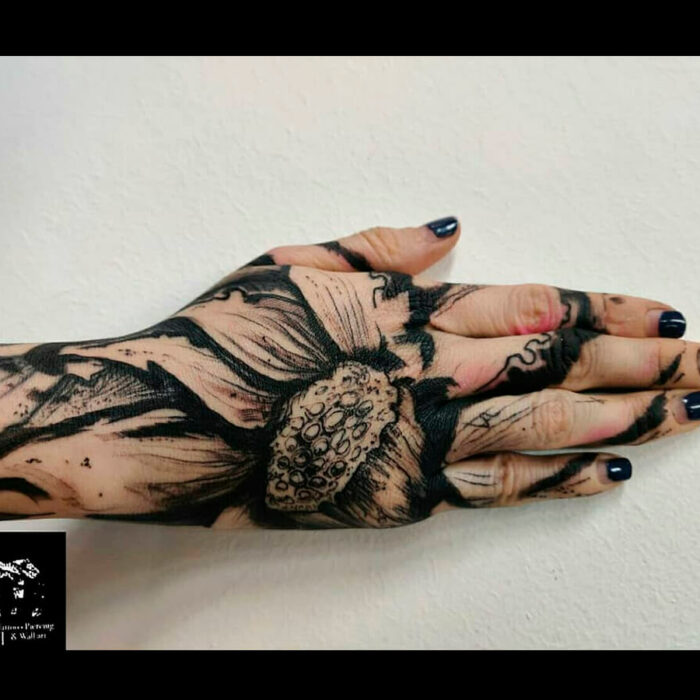 Foto del tatuaje del artista Raúl Rodríguez para Kaifa´s Tattoo Studio en Madrid, realizado con materiales veganos y cruelty free, estilo Sketch, tattoo en mano de mujer