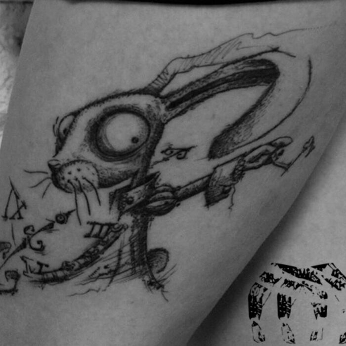 Foto del tatuaje del artista Raúl Rodríguez para Kaifa´s Tattoo Studio en Madrid, realizado con materiales veganos y cruelty free, estilo Sketch, tattoo de conejo