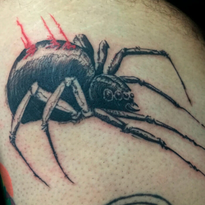 Foto del tatuaje del artista Raúl Rodríguez para Kaifa´s Tattoo Studio en Madrid, realizado con materiales veganos y cruelty free, estilo Sketch, tatto de araña