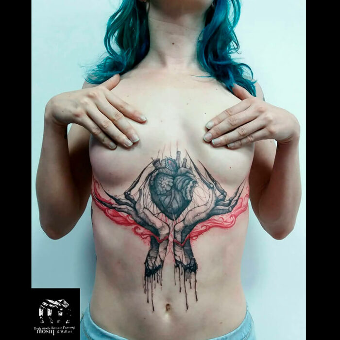 Foto del tatuaje del artista Raúl Rodríguez para Kaifa´s Tattoo Studio en Madrid, realizado con materiales veganos y cruelty free, estilo Sketch, tattoo debajo del pecho de una mujer
