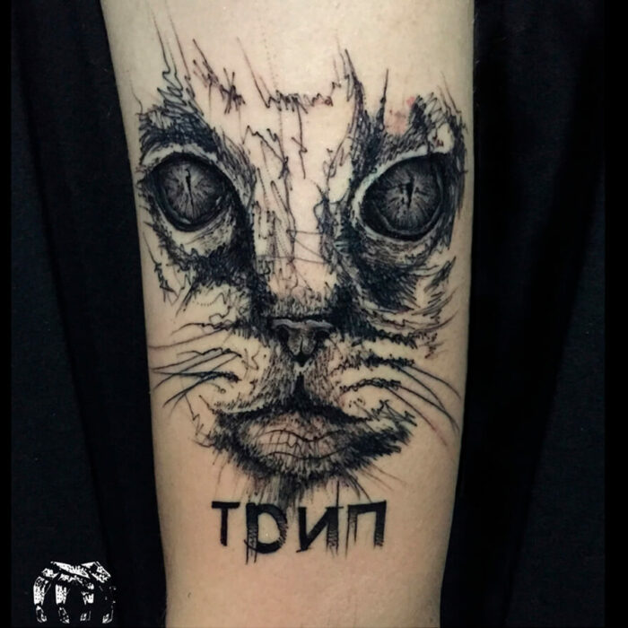 Foto del tatuaje del artista Raúl Rodríguez para Kaifa´s Tattoo Studio en Madrid, realizado con materiales veganos y cruelty free, estilo Sketch, tattoo gato
