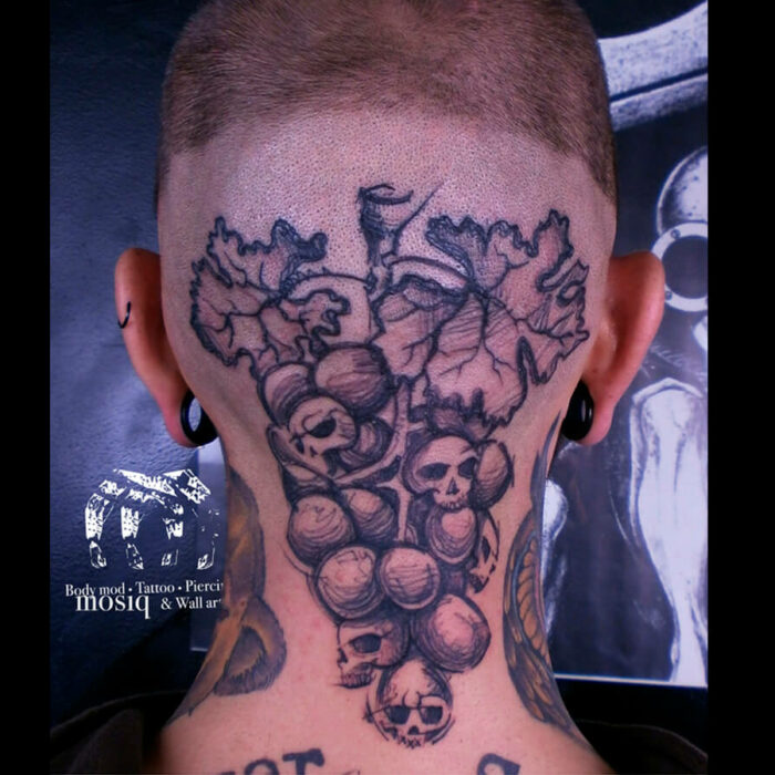Foto del tatuaje del artista Raúl Rodríguez para Kaifa´s Tattoo Studio en Madrid, realizado con materiales veganos y cruelty free, estilo Sketch, tatoo en nuca