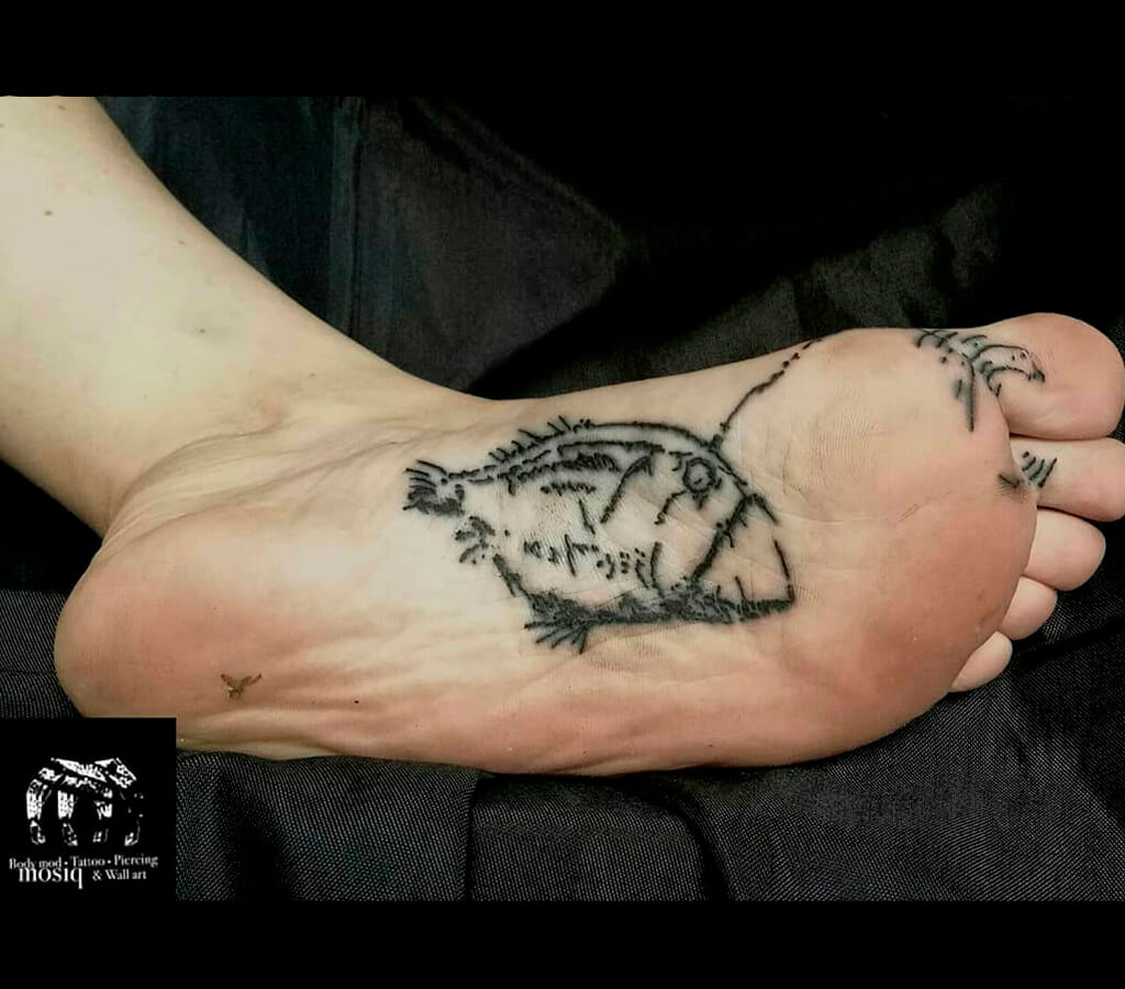 Foto del tatuaje del artista Raúl Rodríguez para Kaifa´s Tattoo Studio en Madrid, realizado con materiales veganos y cruelty free, estilo Sketch, tattoo en la planta del pie