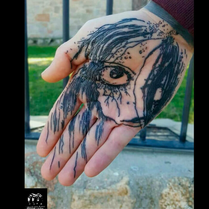 Foto del tatuaje del artista Raúl Rodríguez para Kaifa´s Tattoo Studio en Madrid, realizado con materiales veganos y cruelty free, estilo Sketch, tatto en la palma de la mano