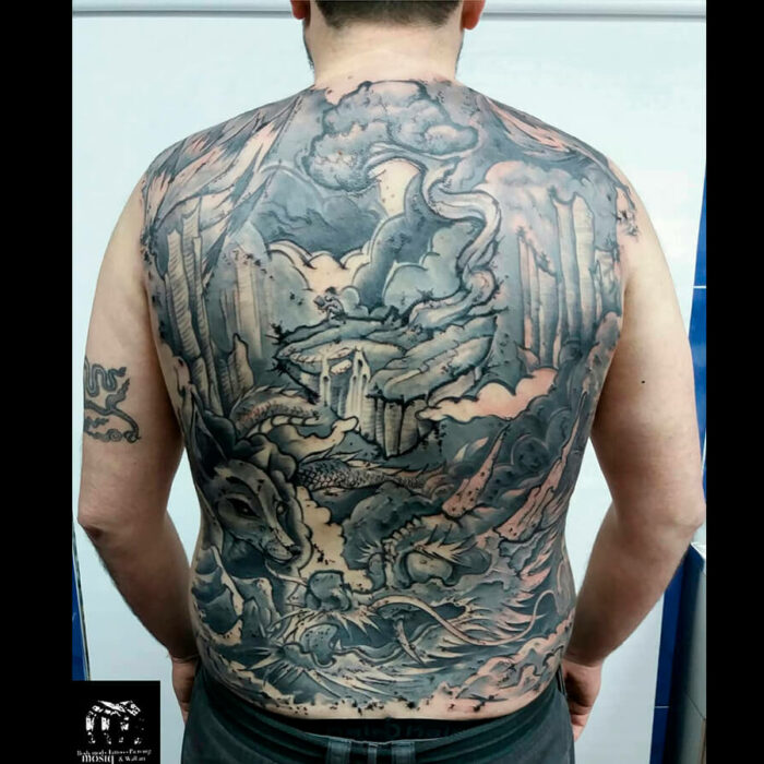 Foto del tatuaje del artista Raúl Rodríguez para Kaifa´s Tattoo Studio en Madrid, realizado con materiales veganos y cruelty free, estilo Sketch, tattoo en espalda completa