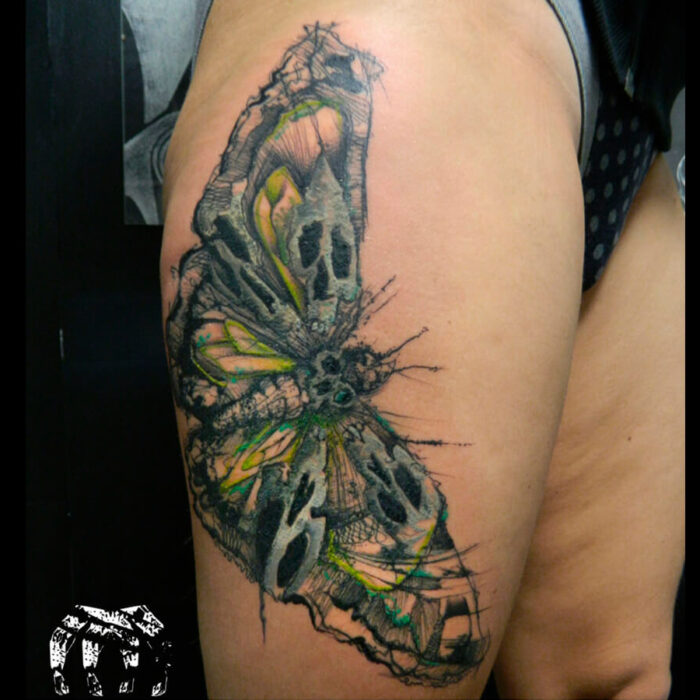 Foto del tatuaje del artista Raúl Rodríguez para Kaifa´s Tattoo Studio en Madrid, realizado con materiales veganos y cruelty free, estilo Sketch, tatoo de mariposa