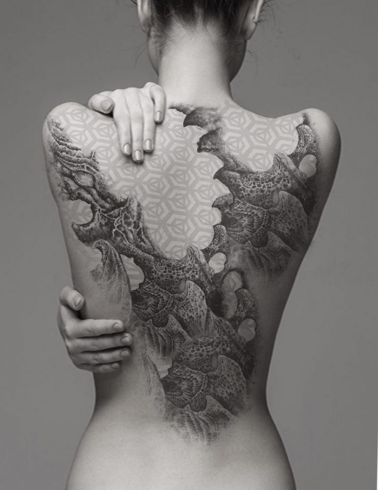 Foto en blanco y negro de un tatuaje estilo BIORGANICO en la espalda de una mujer realizado en Kaifa´s Tattoo Studio Madrid (Moncloa Chamberí)