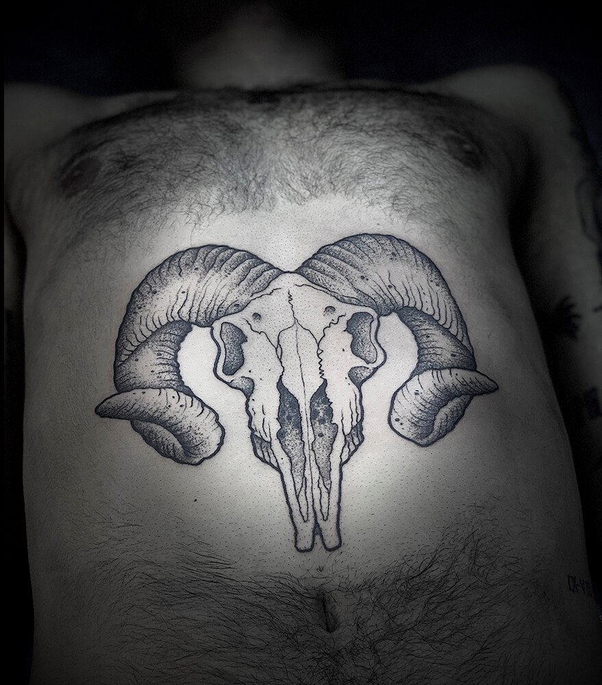Foto de un tatuaje realizado por el tatuador Gennaro sacco en kaifa´s tattoo Studio Madrid, con estilo blackwork, con materiales veganos