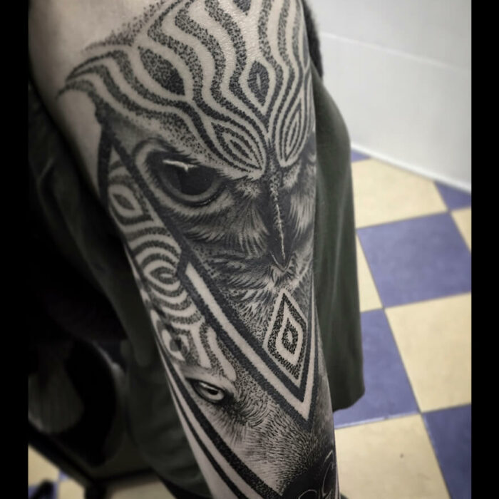 Foto de un tatuaje realizado por el tatuador Gennaro sacco en kaifa´s tattoo Studio Madrid, con estilo blackwork, en el brazo de un hombre