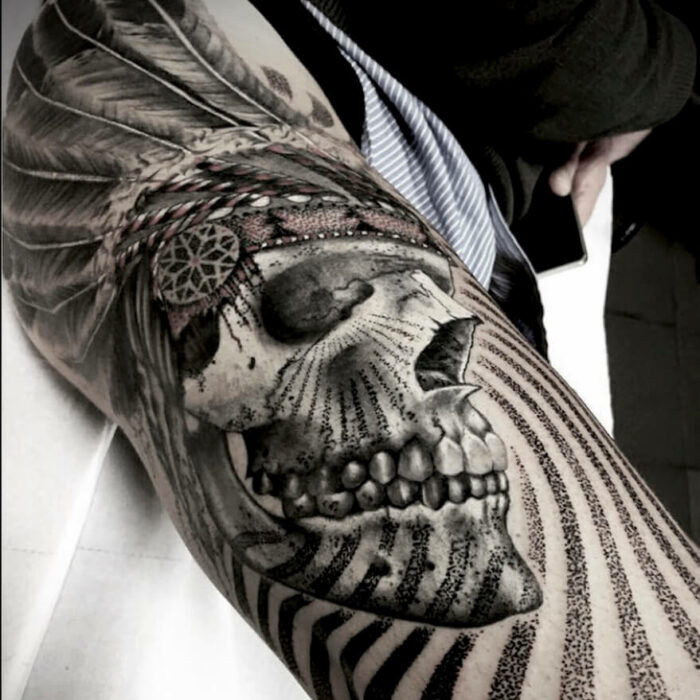 Foto de un tatuaje realizado por el tatuador Gennaro sacco en kaifa´s tattoo Studio Madrid, con estilo blackwork, con diseño de calavera