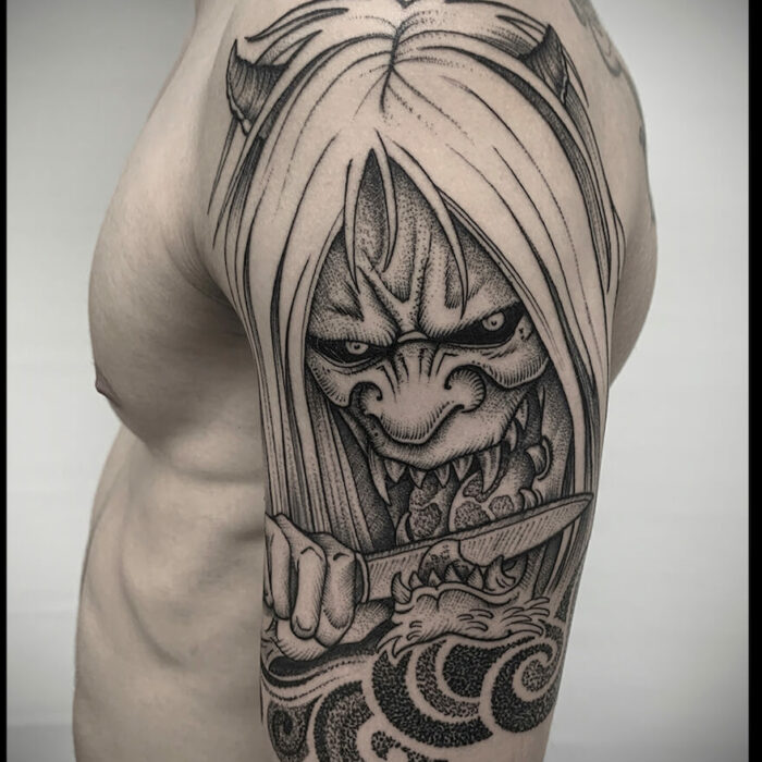 Foto de un tatuaje realizado por el tatuador Gennaro sacco en kaifa´s tattoo Studio Madrid, con estilo blackwork, en el brazo de un hombre