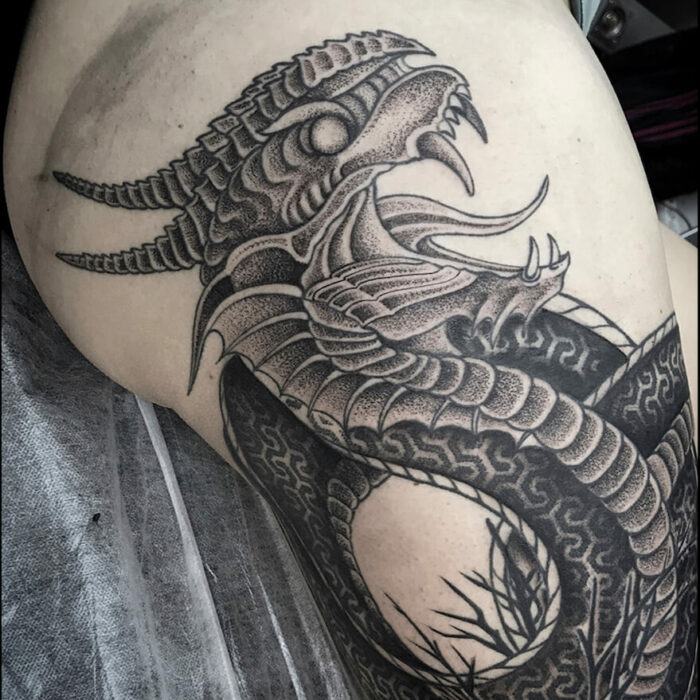 Foto de un tatuaje realizado por el tatuador Gennaro sacco en kaifa´s tattoo Studio Madrid, con estilo blackwork,