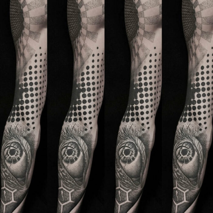 Foto de un tatuaje realizado por el tatuador Gennaro sacco en kaifa´s tattoo Studio Madrid, con estilo blackwork,