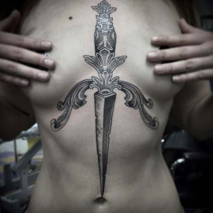 Foto de un tatuaje realizado por el tatuador Gennaro sacco en kaifa´s tattoo Studio Madrid, con estilo blackwork, en el pecho de una mujer