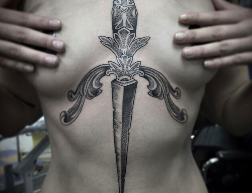 Foto de un tatuaje realizado por el tatuador Gennaro sacco en kaifa´s tattoo Studio Madrid, con estilo blackwork, en el pecho de una mujer