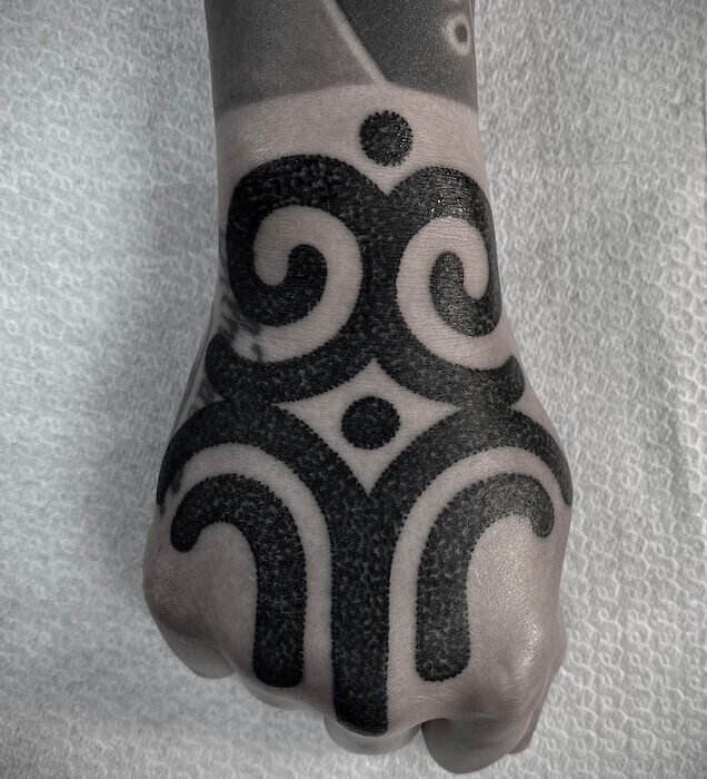 Foto de un tatuaje realizado por el tatuador Gennaro sacco en kaifa´s tattoo Studio Madrid, con estilo dotwork, con materiales cruelty free, tatto en la mano