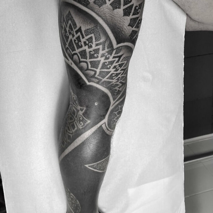 Foto de un tatuaje realizado por el tatuador Gennaro sacco en kaifa´s tattoo Studio Madrid, con estilo dotwork, con materiales cruelty free, en pierna