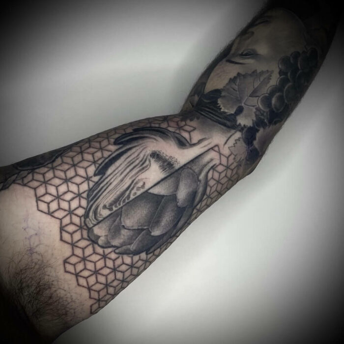 Foto de un tatuaje realizado por el tatuador Gennaro sacco en kaifa´s tattoo Studio Madrid, con estilo dotwork, con materiales cruelty free