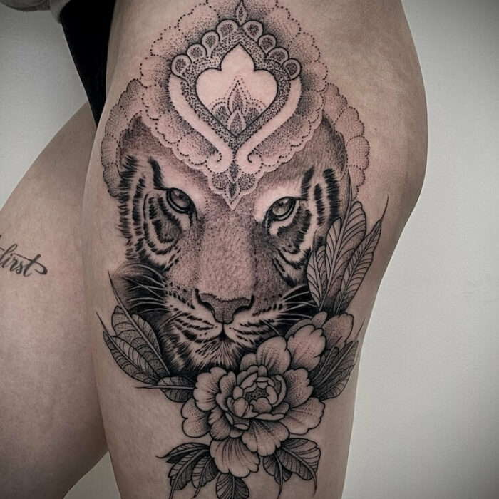 Foto de un tatuaje realizado por el tatuador Gennaro sacco en kaifa´s tattoo Studio Madrid, con estilo dotwork, con materiales cruelty free, tattoo en pierna y gluteo de mujer