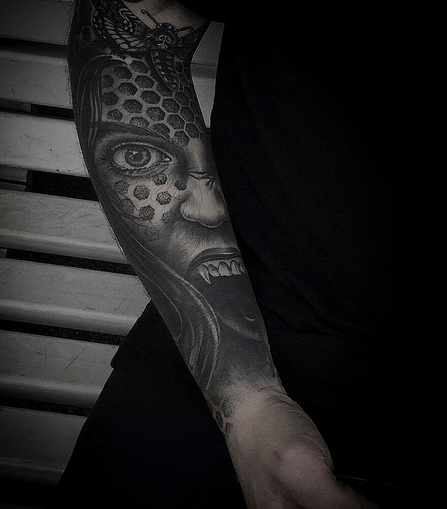 Foto de un tatuaje realizado por el tatuador Gennaro sacco en kaifa´s tattoo Studio Madrid, con estilo dotwork, con materiales cruelty free, tattoo en brazo de hombre